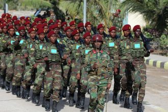الجيش الصومالي يقضي على 100 عنصر من "حركة الشباب" المتطرفة بينهم 10 قيادات وسط البلاد.
