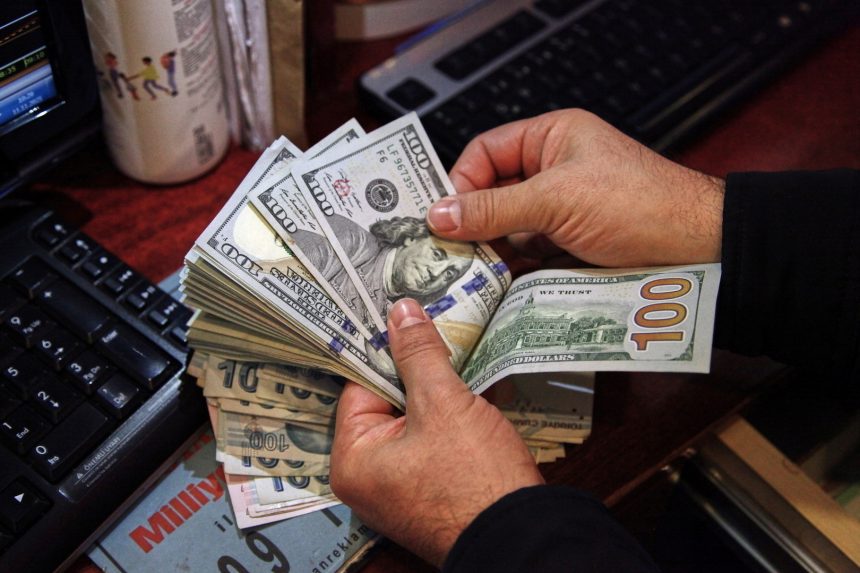الحكومة المصرية ترد على أنباء صرف أموال للمواطنين بعد ارتفاع سعر الدولار