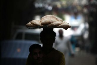 الحكومة المصرية تنفي خفض حصة الخبز المدعم على البطاقة التموينية