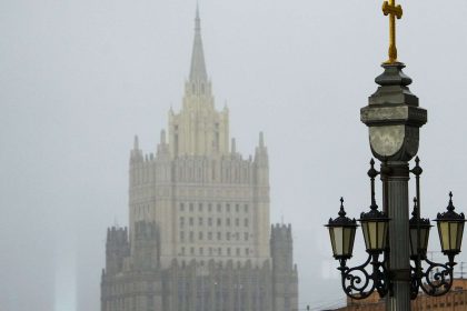 السفير البريطاني في موسكو يغادر وزارة الخارجية الروسية بعد استدعائه بسبب هجوم سيفاستوبول