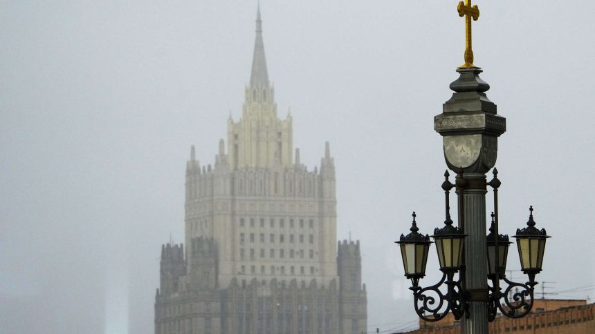السفير البريطاني في موسكو يغادر وزارة الخارجية الروسية بعد استدعائه بسبب هجوم سيفاستوبول