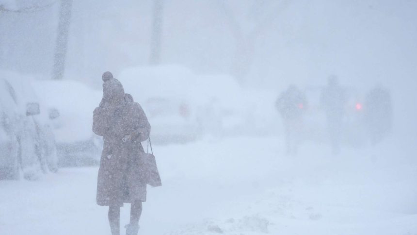 السلطات الأمريكية تحذر من عاصفة مدمرة من شأنها أن "تدفن" غرب نيويورك تحت الثلوج