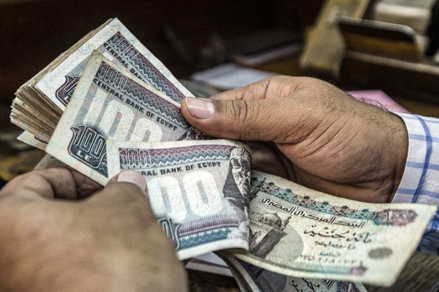 بعد ارتفاع الدولار.. المصريون يودعون مليارات الجنيهات في أكبر بنك حكومي