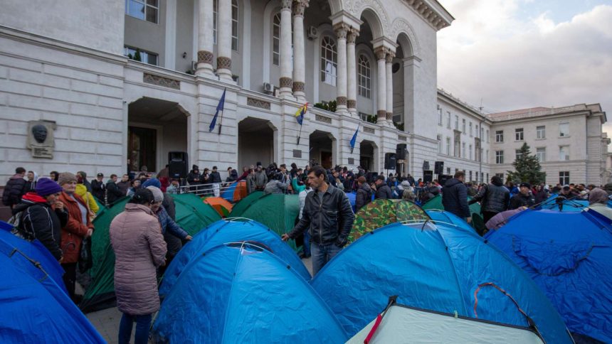 تجمع أكثر من 50 ألف متظاهر في وسط العاصمة مولدوفا