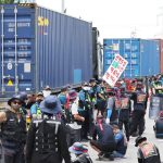 كوريا الجنوبية تعتزم إجبار سائقي الشاحنات المضربين على العودة إلى العمل