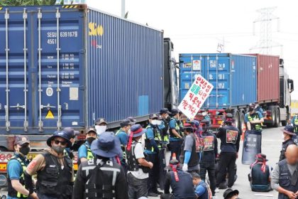 كوريا الجنوبية تعتزم إجبار سائقي الشاحنات المضربين على العودة إلى العمل