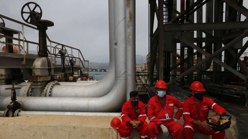 تسمح الولايات المتحدة لشركة شيفرون باستخراج النفط واستيراده من فنزويلا