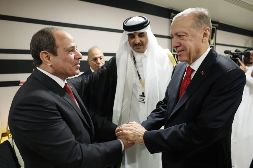 تعليق من إسرائيل على صورة مصافحة السيسي وأردوغان التاريخية في قطر