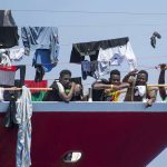 توافق إيطاليا على قبول الأطفال والمرضى فقط من سفينة المهاجرين العالقة في البحر