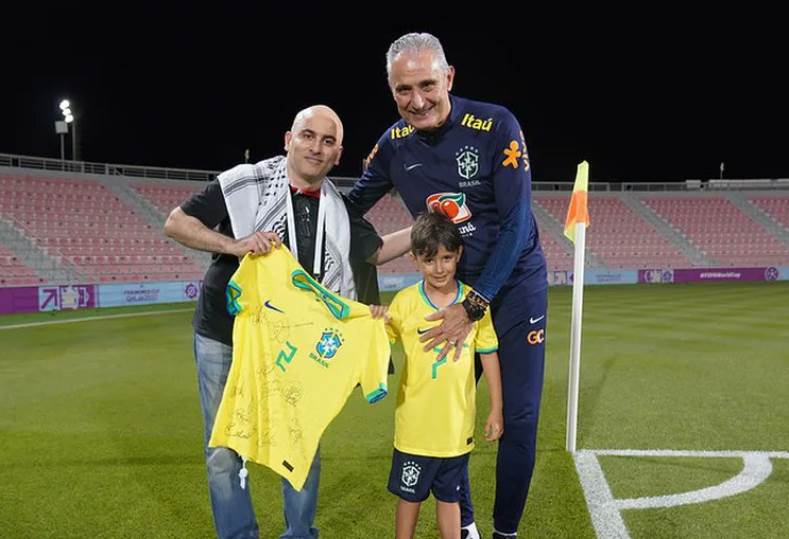 تيتي يهدي مشجع عربي قميص منتخب البرازيل بعد موقفه الإنساني مع أسرته