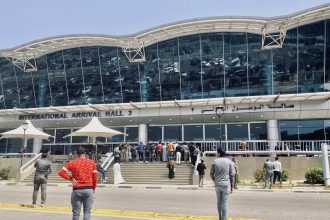 جمارك مطار القاهرة تحبط تهريب 12 هاتف آيفون مخبأة تحت ملابس راكبة من الشارقة