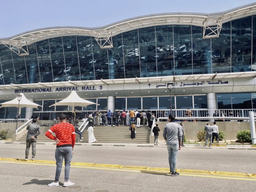 جمارك مطار القاهرة تحبط تهريب 12 هاتف آيفون مخبأة تحت ملابس راكبة من الشارقة