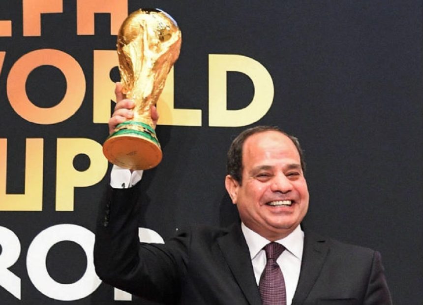 صورة للسيسي يرفع كأس العالم تنتشر بشكل واسع.. وRT تكشف التفاصيل