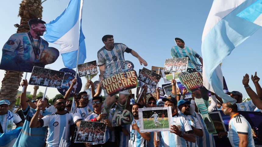 قطر ترد على شكاوى بشأن "تجنيد جماهير" لكأس العالم