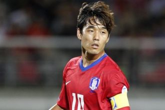 لاعب خط الوسط الكوري الجنوبي بارك جونغ