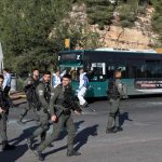 لبيد يستدعي قادة الاجهزة الامنية لاجتماع عاجل بعد اعتداءات القدس