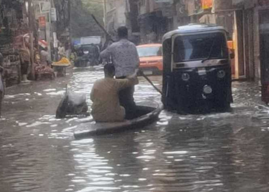 مصر..الإسكندرية تغرق في مياه الأمطار والأهالي يلجأون للقوارب في الشوارع (صور)