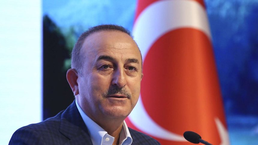 وتقول تركيا إنها تقيم ترقية العلاقات مع سوريا من المخابرات إلى العلاقات الدبلوماسية