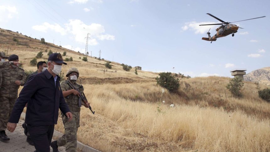 وزير الدفاع التركي يتفقد القوات بالقرب من الحدود العراقية