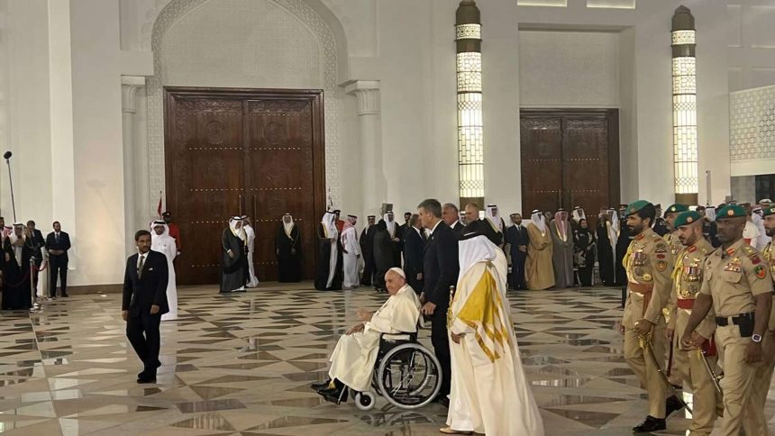 يقول البابا إن البحرين تحافظ على حقوق الإنسان على المستوى الفردي والجماعي وتدعم التعايش والحوار