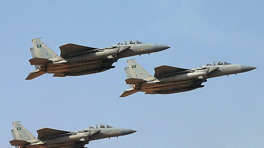 أسراب من المقاتلين السعوديين تستقبل طائرة الرئيس الصيني ... بالفيديو