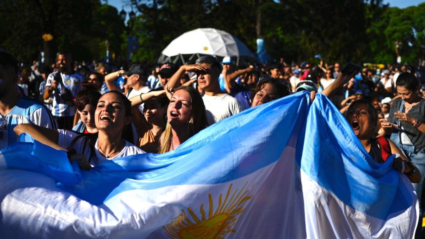 الأرجنتين في وضع أفضل .. كيف يمكن للدول أن تستفيد مالياً من الفوز بكأس العالم؟