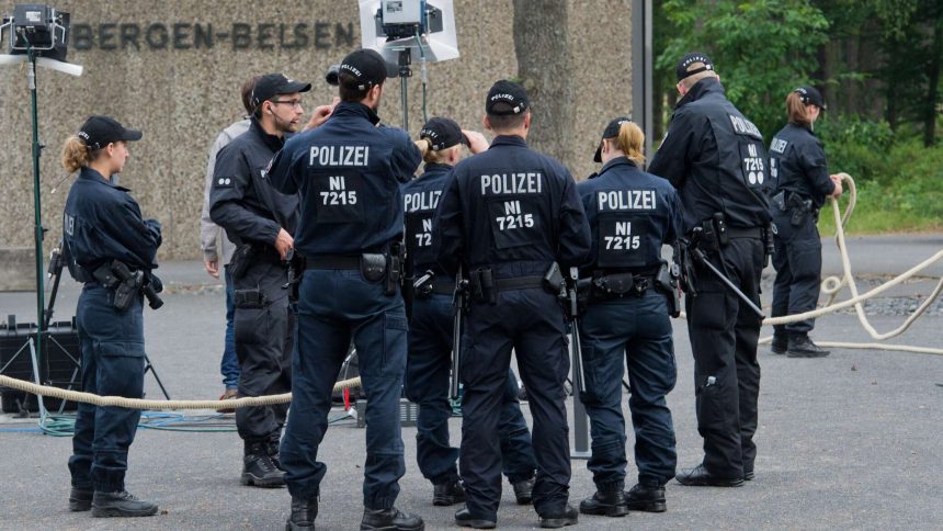 الشرطة الألمانية تتعامل مع احتجاز رهائن داخل مركز تجاري في شرق البلاد ومقتل شخص على الفور