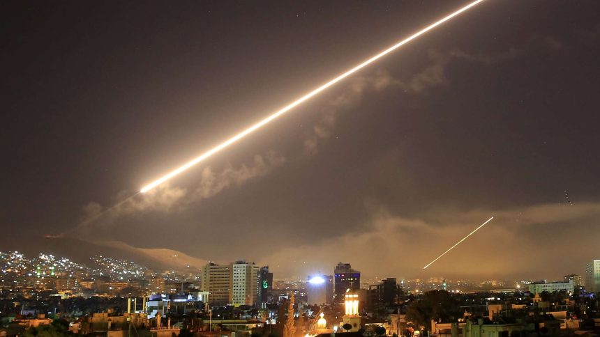 مركز المصالحة الروسي: 4 طائرات حربية إسرائيلية هاجمت منشآت عسكرية في دمشق الليلة الماضية