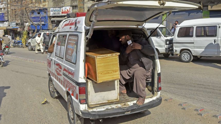 مقتل شرطي في انفجار سيارة مفخخة عند نقطة تفتيش بالعاصمة الباكستانية