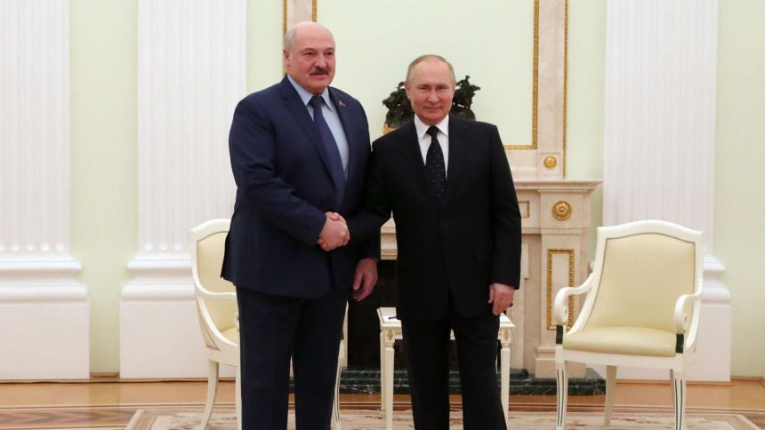 يصل بوتين إلى بيلاروسيا ويلتقي مع لوكاشينكو