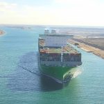 أكبر سفينة حاويات تعبر قناة السويس (صور)