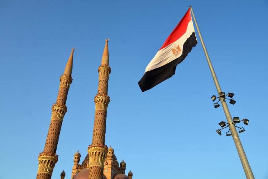 واقعة حول تخفي محافظ مصري في جلباب تثير ضجة.. والحكومة ترد