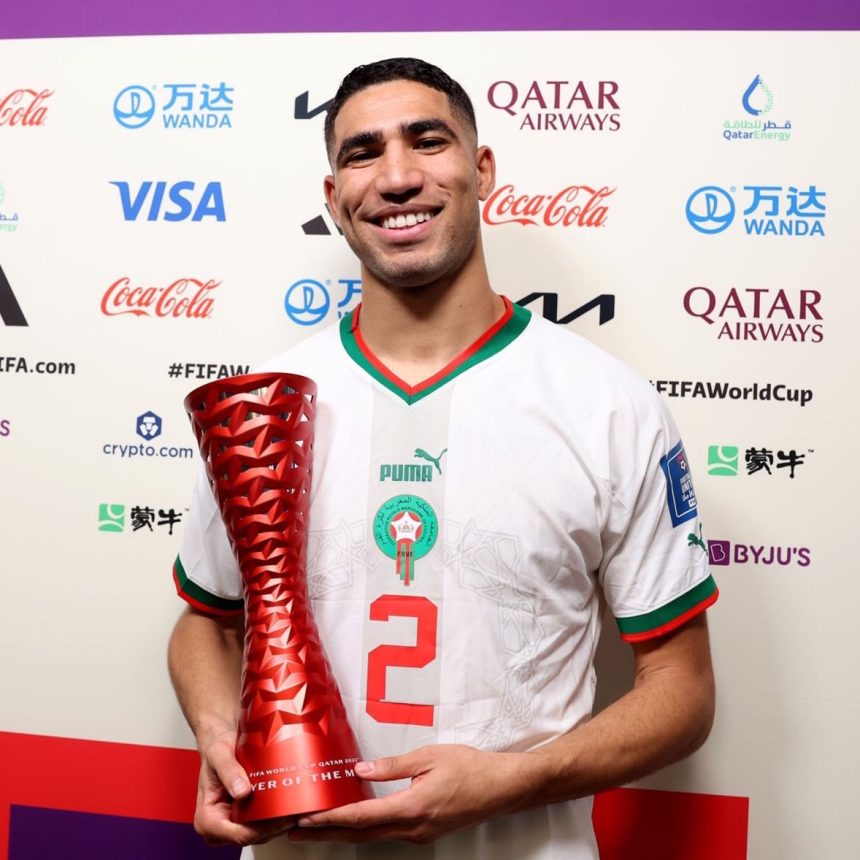 أشرف حكيمي يتوج بجائزة أفضل لاعب في مباراة المغرب وكندا