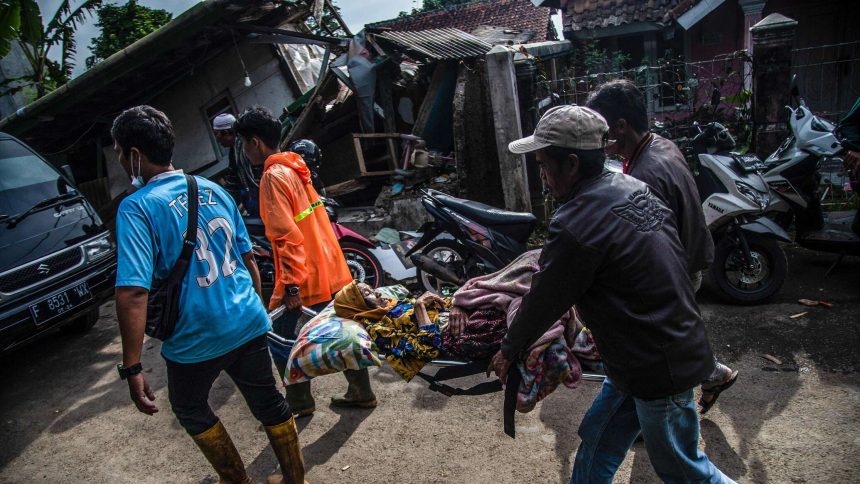 أعلنت السلطات الإندونيسية أن عدد القتلى جراء الزلزال الأخير بلغ 602