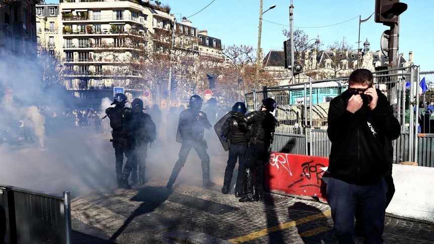 إيران تدعو فرنسا إلى ضبط النفس في التعامل مع المحتجين