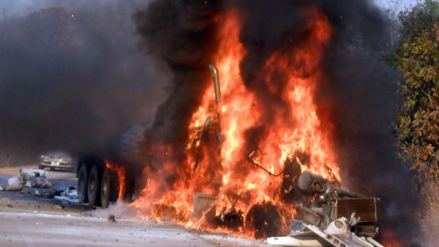 ارتفاع حصيلة قتلى انفجار شاحنة وقود في جنوب إفريقيا إلى 15