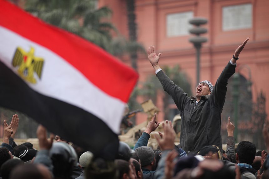 الإمارات تفرج عن ضابط سابق بالجيش المصري دعا الى تظاهرات