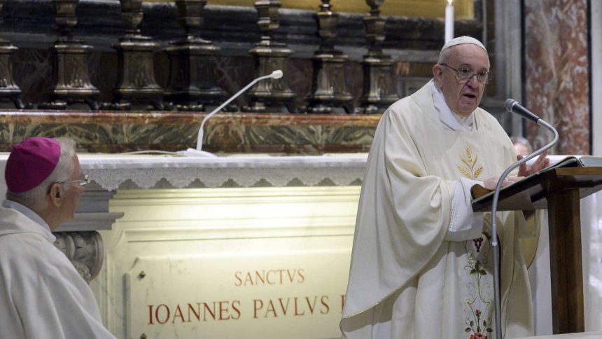 البابا فرانسيس يحذر عمال الفاتيكان من "شيطان فاخر" في وسطهم
