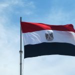 البنوك المصرية تخفّض حدود السحب بالدولار خارج مصر