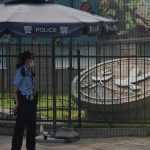السفارة الأمريكية في الصين تعلق "معظم" خدماتها بسبب عودة ظهور إصابات كورونا