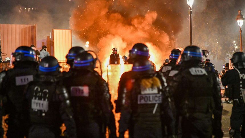 السلطات الفرنسية تعتقل أكثر من 70 شخصا بعد اشتباك بين الشرطة والمشجعين المغاربة في باريس
