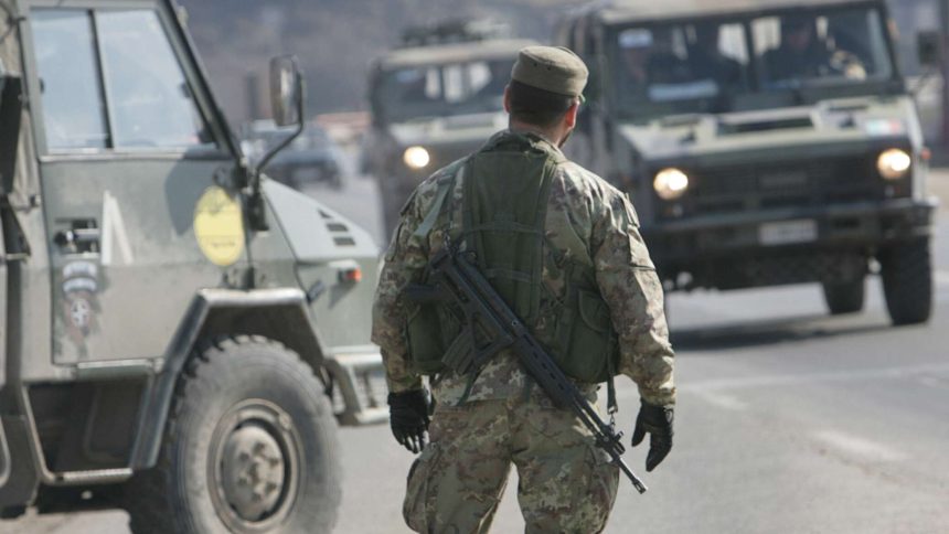 "الناتو" يحقق في إطلاق نار في منطقة متوترة شمال كوسوفو ويحذر من التصعيد