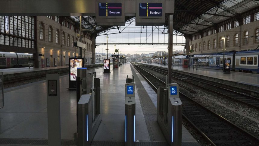 الوكالة: تعطل كبير لحركة القطارات في فرنسا بسبب إضراب المراقبين