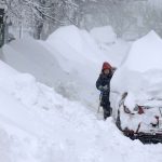 انقطاع التيار الكهربائي لمئات الآلاف بسبب العاصفة الثلجية في أمريكا
