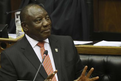 برلمان جنوب إفريقيا يؤجل النقاش حول إجراءات عزل رامافوزا بسبب مزاعم فساد