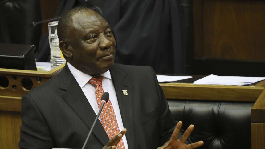 برلمان جنوب إفريقيا يؤجل النقاش حول إجراءات عزل رامافوزا بسبب مزاعم فساد