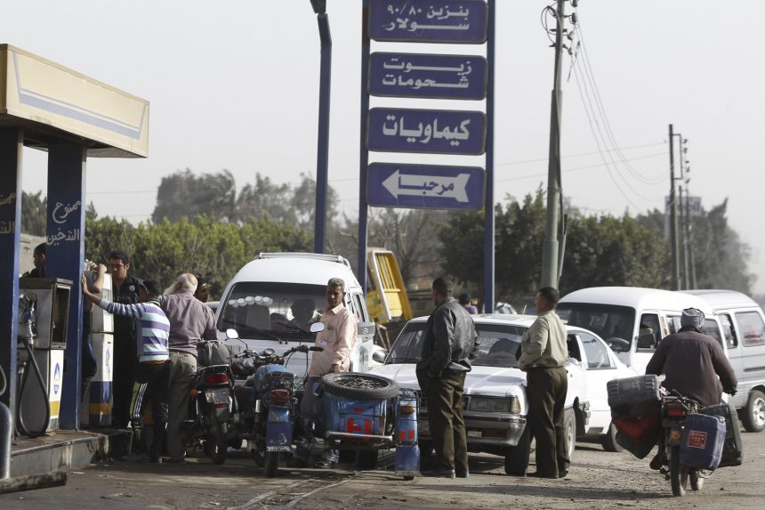 بعد ارتفاع الدولار.. هل ترتفع أسعار البنزين مجددا في مصر؟