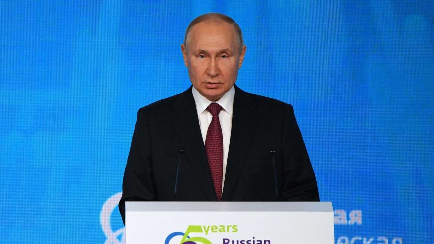 بوتين: أصبح الروبل الروسي من أقوى العملات في العالم