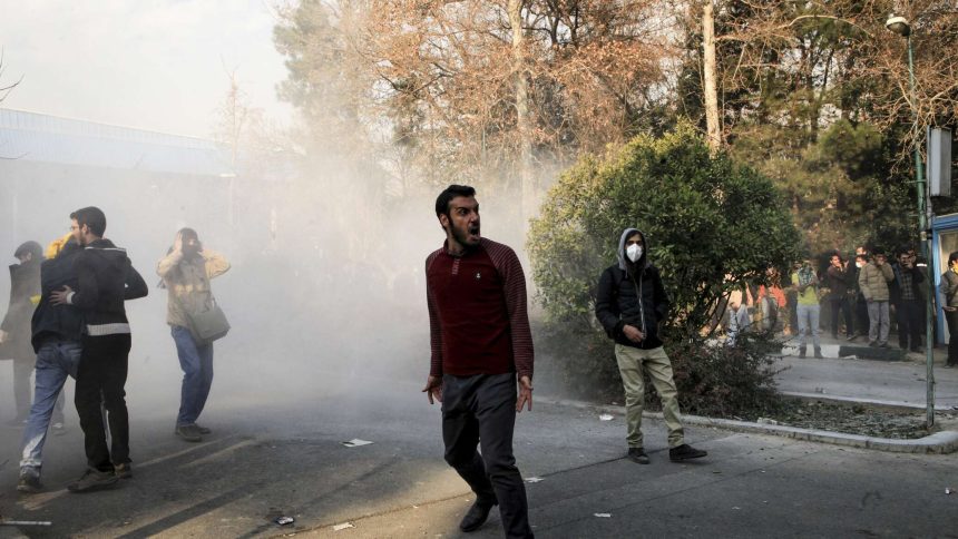 تتهم إيران 5 دول من بينها السعودية بـ "خلق مؤامرة خطيرة" وتعتبر الاحتجاجات "حركة البعوض".