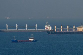 تركيا تحتجز سفن شحن روسية للتحقق من تأمين الناقلات